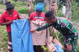 Tanda Cinta Kasih, Satgas Yonif Raider 142/Kj Berikan baju baru kepada warga.